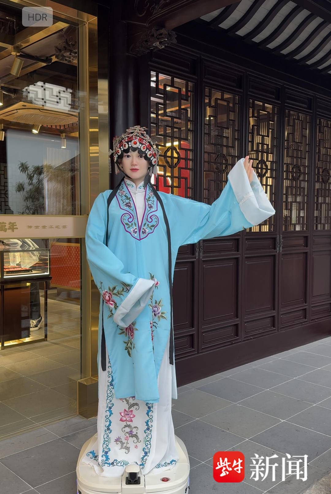 平江路惊现“赛博昆曲娘”！会唱戏的机器人导游引得众多游客围观